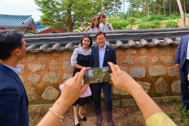 17일 서울 은평구 북한산 진관사를 방문한 이재명 대통령과 김혜경 여사. 이재명 대통령 페이스북
