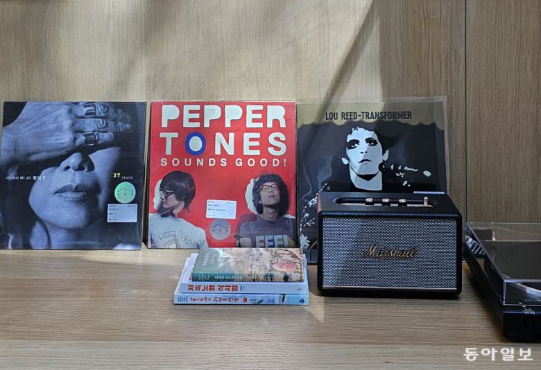 수락휴 방문자센터에서 대여한 음반과 책. 김선미 기자 kimsunmi@donga.com