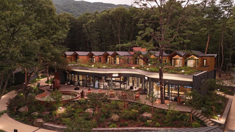 어스름이 내려앉은 수락휴 방문자센터와 식당 . 노원구 제공