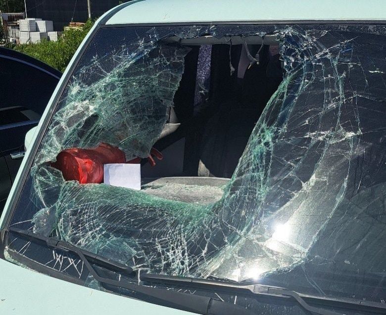 28일 스토킹 흉기 난동을 일으킨 30대 남성의 차량 앞 유리창이 깨져 있다. 이 남성이 범행 후 차를 타고 도주하려 하자 시민들이 달려들어 소화기 등으로 유리창을 깬 후 그를 붙잡았다. 울산=뉴시스