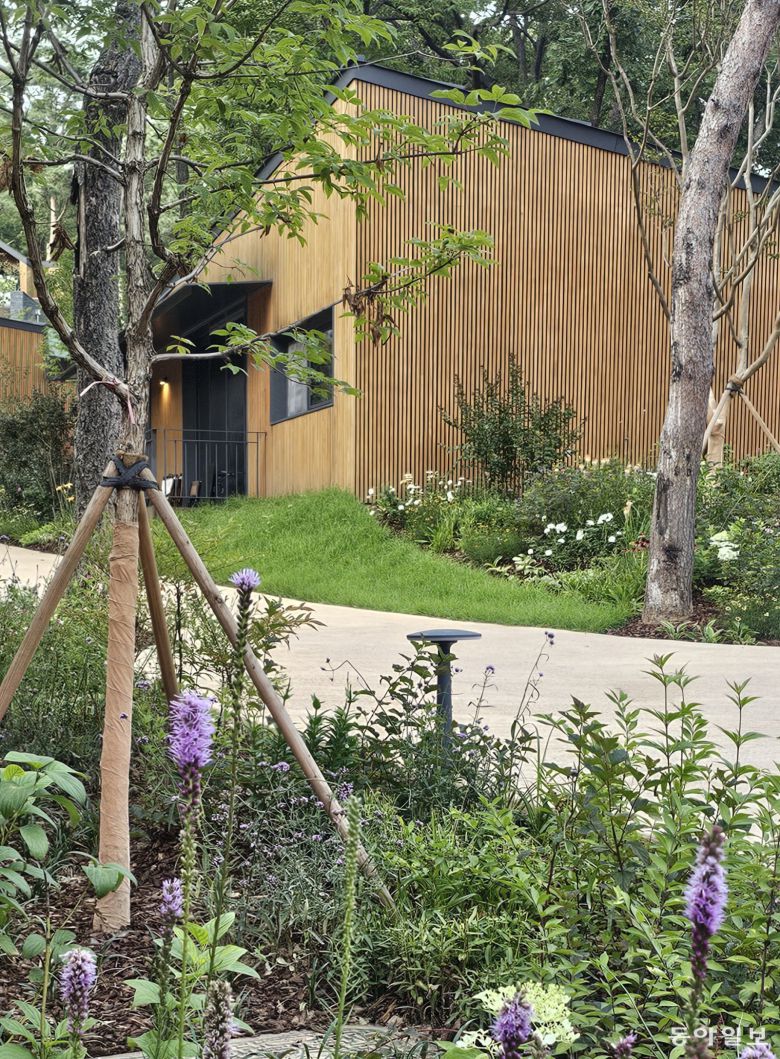 각 숙소 앞에 작은 정원이 조성돼 있다. 김선미 기자 kimsunmi@donga.com