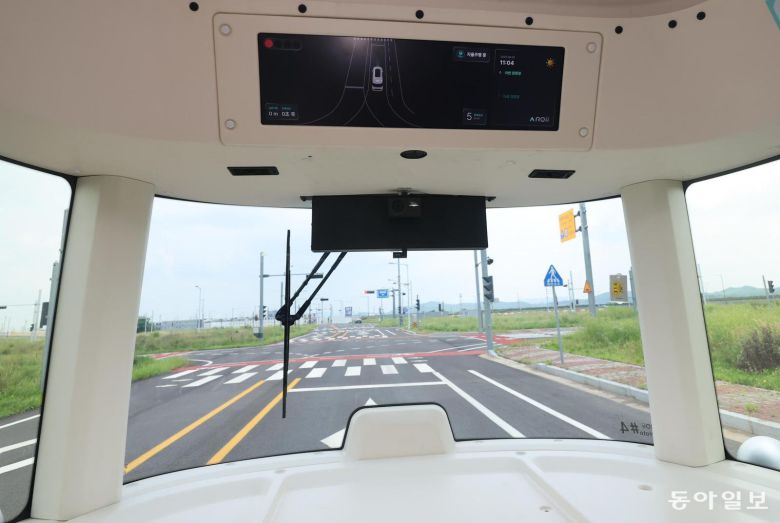 내부 천장의 디스플레이에는 차량 전후의 라이다·카메라·레이더로 확보한 주변 정보가 표시되고 있다. 화성=장승윤 기자 tomato99@donga.com
