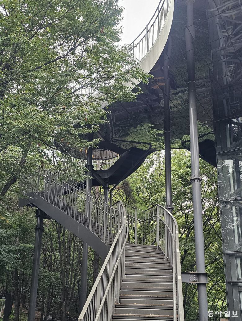 엘리베이터를 타고 오를 수 있는 불암산 전망대. 김선미 기자 kimsunmi@donga.com