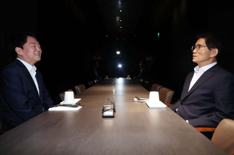 김문수 국민의힘 당대표 후보가 23일 서울 여의도의 한 식당에서 안철수 의원과 오찬회동을 하고 있다. 뉴시스