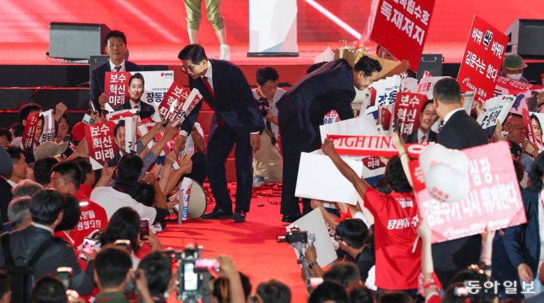 22일 충북 청주시 청주오스코에서 열린 국민의힘 제6차 전당대회에서 당대표 결선투표에 오른 김문수·장동혁 후보가 당원들에게 인사하고 있다. 2025.8.22  장승윤 기자 tomato99@donga.com