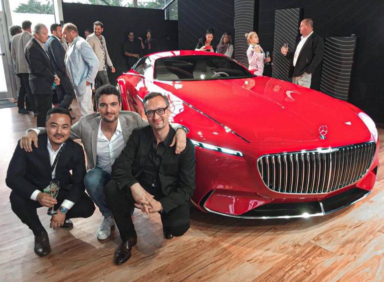 자신이 디자인한 마이바흐 비전 6 콘셉트 카와 함께 한 이용원 디자이너(앞줄 왼쪽). 에이드로 제공
