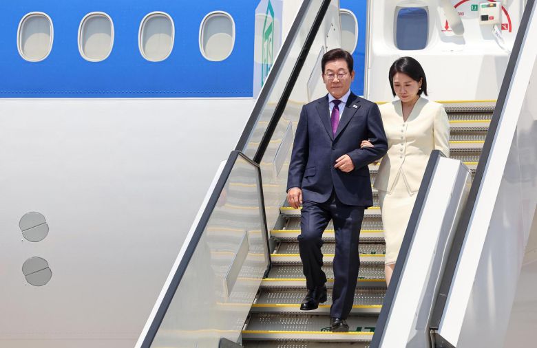 한일정상회의 참석차 일본을 방문한 이재명 대통령과 부인 김혜경 여사가 23일 하네다 국제공항에 도착해 공군 1호기에서 내리고 있다. 2025.08.23 송은석 기자 silverstone@donga.com