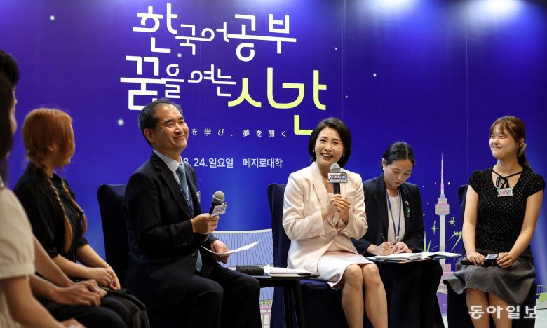 김혜경 여사가 24일 일본 도쿄 메지로대학 한국어학과에서 열린 ‘한국어공부, 꿈을 여는 시간’ 행사에서 학생들과 대화하고 있다.  도쿄=송은석 기자 silverstone@donga.com