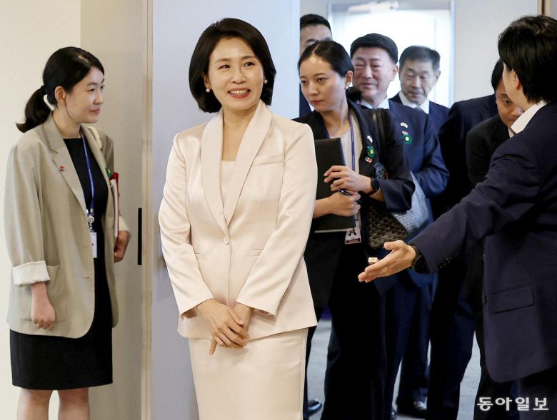 김혜경 여사가 24일 일본 도쿄 메지로대학 한국어학과에서 열린 ‘한국어공부, 꿈을 여는 시간’ 행사에 참석하고 있다. 도쿄=송은석 기자 silverstone@donga.com