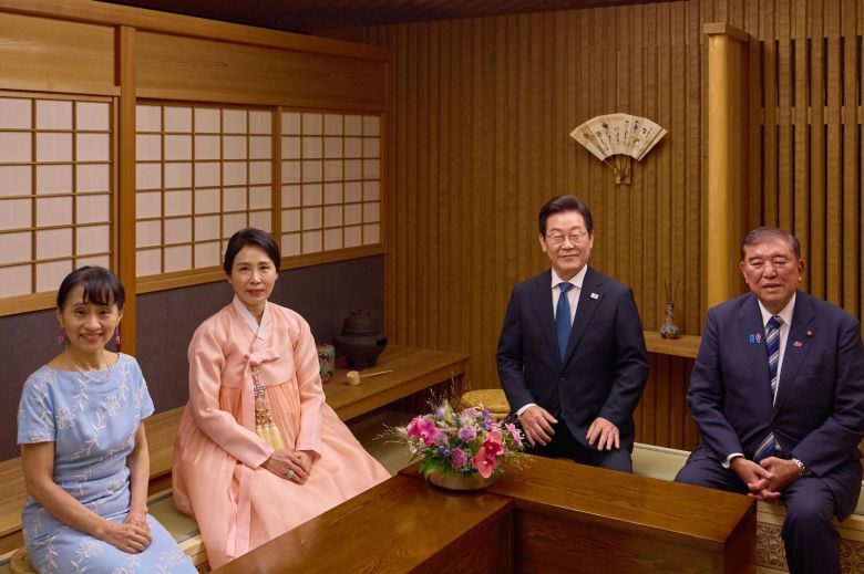 이재명 대통령과 김혜경 여사, 그리고 이시바 시게루 일본 총리와 요시코 여사가 23일 일본 도쿄 총리관저에서 친교의 시간을 갖으며 기념사진을 찍고 있다. 2025. 8. 24. 대통령실사진기자단