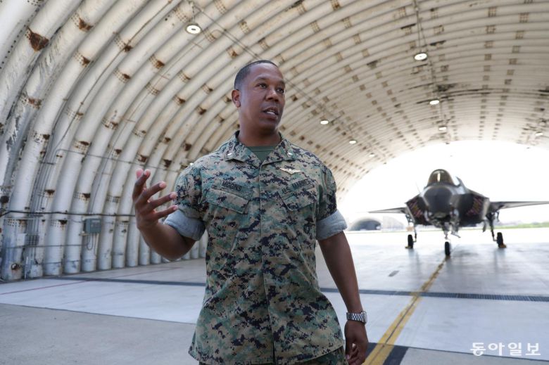 미 해병대 211 전투공격비행대대 지휘관 스티븐 미긴스 해병 중령이 22일 전북 군산 공군기지에서 전개 훈련 전 취재진의 질문에 답하고 있다. 군산=박형기 기자 oneshot@donga.com