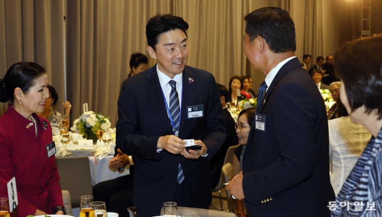 강훈식 대통령실 비서실장이 24일(현지시간) 미국 워싱턴DC의 한 호텔에서 열린 재미동포 만찬 간담회에 참석해 동포들과 대화하고 있다. 2025.08.24 송은석 기자 silverstone@donga.com