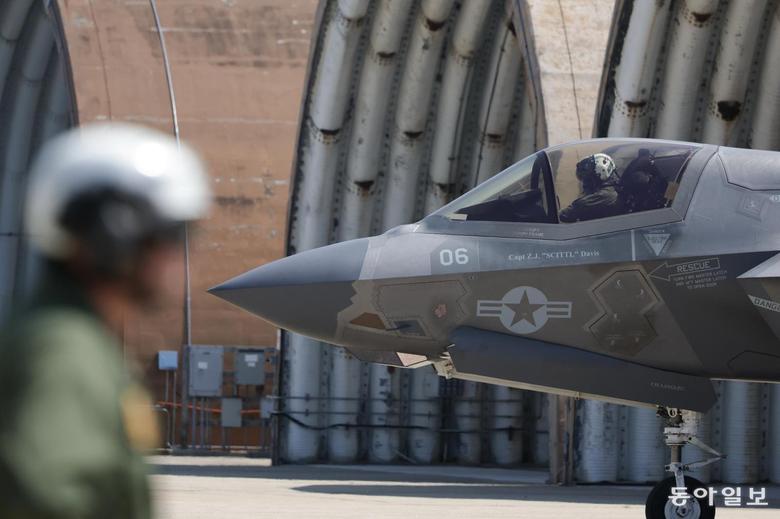 22일 비행 전 점검을 마친 F-35B 편대가 격납고에서 나와 활주로로 향하고 있다. 군산=박형기 기자 oneshot@donga.com