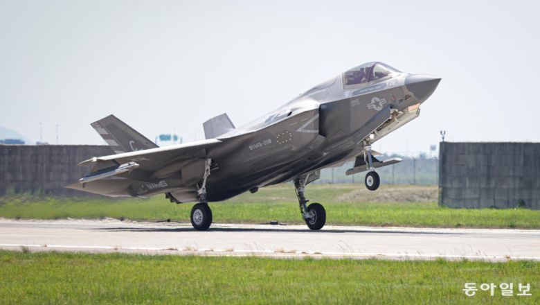 미 해병대 211 전투공격비행대대 소속 F-35B 스텔스전투기가 22일 전북 군산 공군기지에서  훈련을 마친 뒤 활주로에 착륙하고 있다. 군산=박형기 기자 oneshot@donga.com