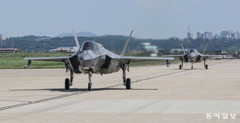 미 해병대 211 전투공격비행대대 소속 F-35B 스텔스전투기들이 22일 전북 군산 공군기지에서 활주로 이륙지점으로 이동하고 있다. 군산=박형기 기자 oneshot@donga.com