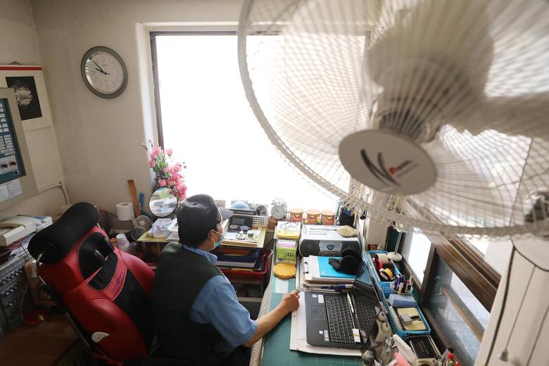 서울 시내 한 아파트 단지 경비실에서 경비원이 에어컨 없이 선풍기로 더위를 견디고 있다.(사진은 기사 내용과 무관)/뉴스1