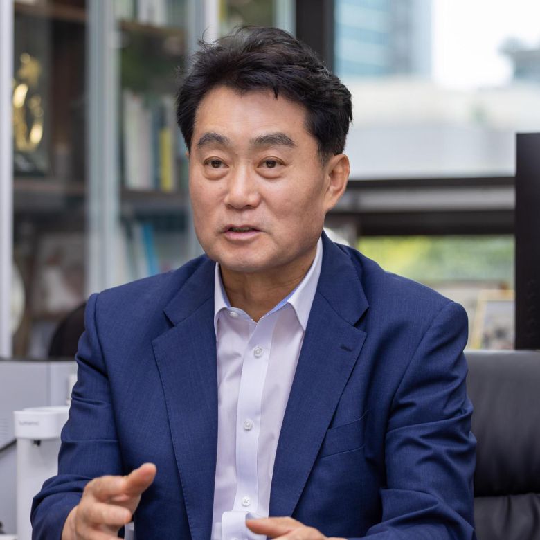 하은호 경기 군포시장이 21일 집무실에서 동아일보와 인터뷰하며 시정 운영 방향을 설명하고 있다. 하 시장은 “1기 신도시 재정비와 철도 지하화를 통해 도시 공간을 새롭게 구성하고, 군포의 브랜드 가치를 높이겠다”고 말했다. 군포시 제공