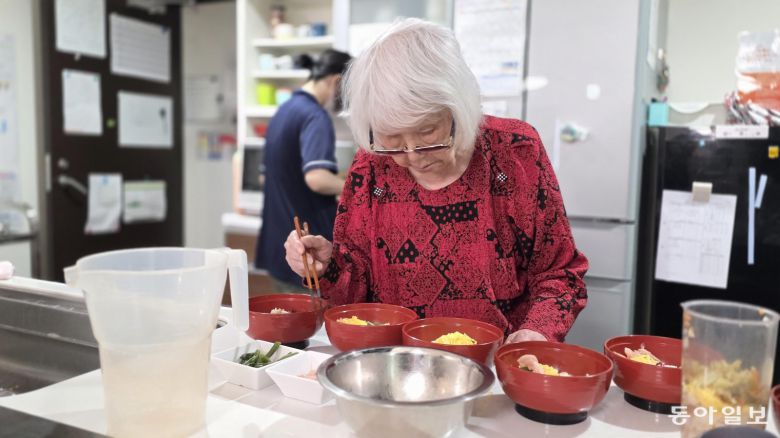 21일 도쿄의 또 다른 그룹홈에선 한 치매 노인이 다른 입소자의 식사 준비를 돕고 있다. 치매 그룹홈은 치매 노인이 고립되지 않고 이웃과 교류하며, 최대한 일상을 유지하도록 돕는다. 사이타마·도쿄=박성민 기자 min@donga.com