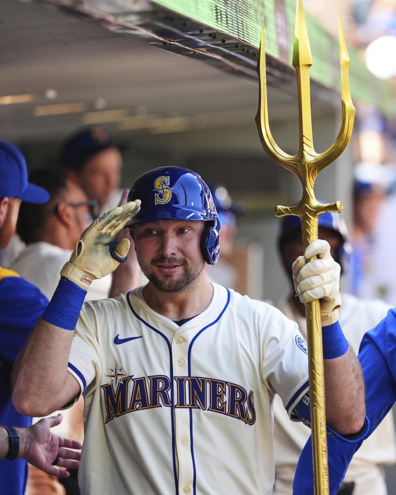 연타석 홈런을 칙 더그아웃에 돌아온 롤리가 삼지창을 들고 홈런 세리머니를 하고 있다. 시애틀=AP 뉴시스