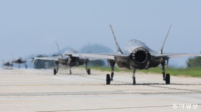 미 해병대 211 전투공격비행대대 소속 F-35B 스텔스전투기드이 22일 전북 군산 공군기지에서 활주로 이륙지점으로 이동하고 있다. 군산=박형기 기자 oneshot@donga.com