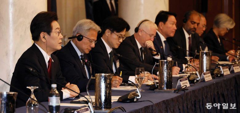 이재명 대통령이 25일(현지시간) 미국 워싱턴DC 윌라드 호텔에서 열린 한미 비즈니스 라운드 테이블에서 발언하고 있다. 워싱턴=송은석 기자 silverstone@donga.com