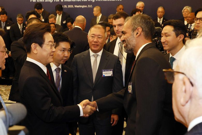 이재명 대통령이 25일(현지시간) 미국 워싱턴DC 윌라드 호텔에서 열린 한미 비즈니스 라운드 테이블에 입장하며 사미르 사맛 구글 안드로이드 에코시스템 부문 사장과 인사하고 있다. 2025.08.25 대통령실사진기자단 영