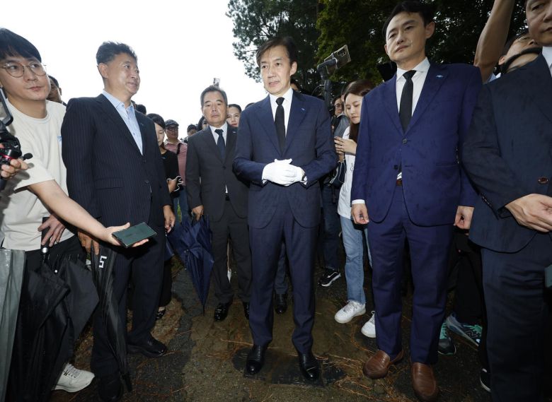 조국 조국혁신당 혁신정책연구원장이 26일 광복절 특별 사면 복권 후 처음으로 호남을 방문해 광주 북구 국립5.18민주묘지와 민족민주열사묘역을 참배 후 전두환 비석을 밟고 있다.  2025.8.26/뉴스1