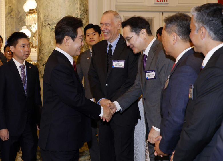 이재명 대통령이 25일(현지시간) 미국 워싱턴DC 윌라드 호텔에서 열린 한미 비즈니스 라운드 테이블에 입장하며  이재용 삼성전자 회장과 인사하고 있다. 2025.08.25 대통령실사진기자단