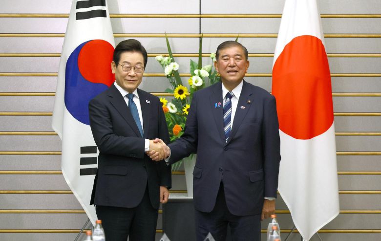 이재명 대통령이 23일 일본 도쿄 나가타초 총리관저에서 열린 한-일 공동언론발표에서 이시바 시게루 총리와 악수하고 있다. 도쿄=송은석 기자 silverstone@donga.com