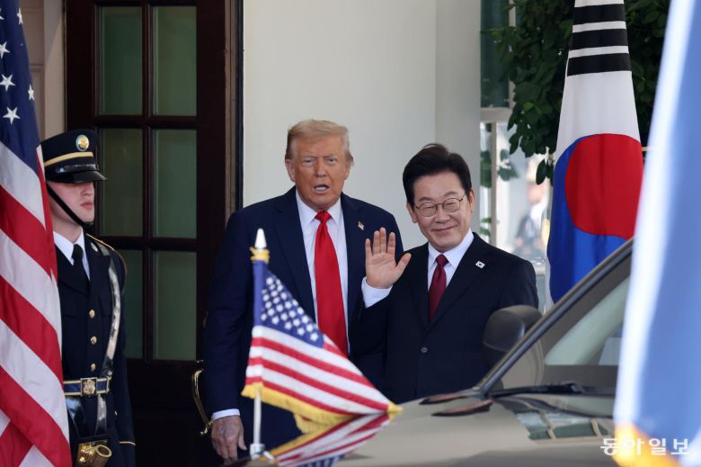 도널드 트럼프 미국 대통령이 25일(현지시간) 워싱턴DC 백악관에서 이재명 대통령을 맞이하고 있다. 대통령실사진기자단 2025. 8. 26 워싱턴=송은석 기자 silverstone@donga.com