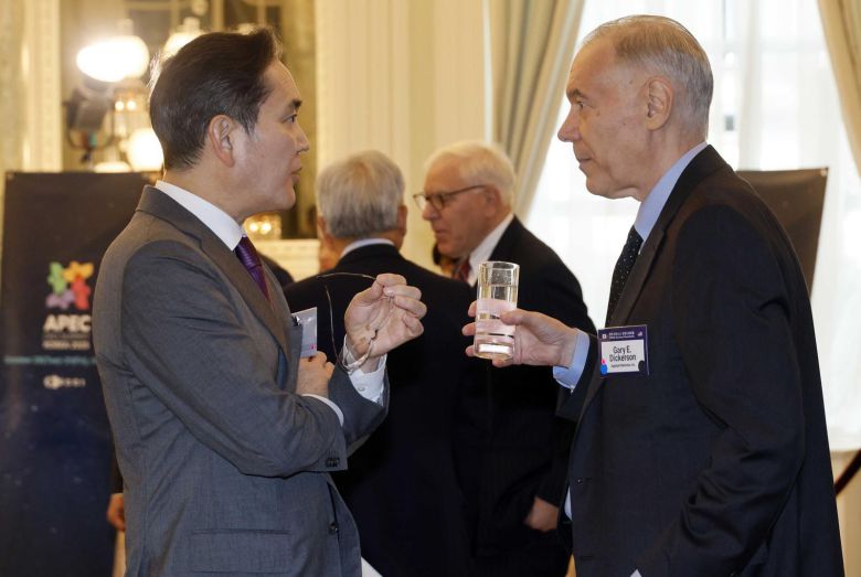 이재용 삼성전자 회장이 25일(현지시간) 미국 워싱턴DC 윌라드 호텔에서 열린 한미 비즈니스 라운드 테이블에서 개리 E 디커슨 어플라이드 머티어리얼즈 CEO와 대화를 하고 있다. 2025.08.25 대통령실사진기자단