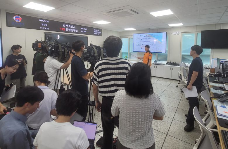 강서소방서 119구조대가 사고 상황을 기자들에게 브리핑 하고 있다. 박태근 기자 ptk@donga.com 김수연 기자 xunnio410@donga.com