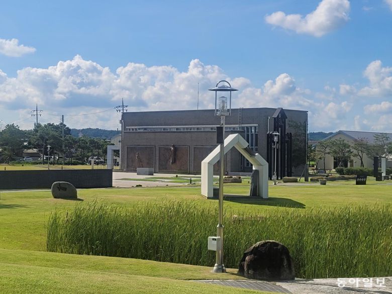 고즈넉한 들판이 일품인 신리성지. 십자가가 있는 건물은 순교미술관으로 옥상 전망대에서 내포 들판을 보는 눈 맛이 일품이다. 당진=이진구 기자 sys1201@donga.com