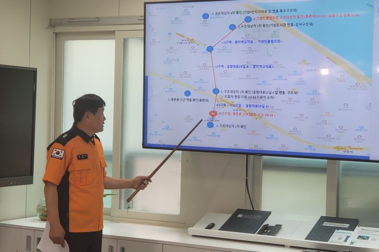 강서소방서 소방관이 수색 작업 상황을 설명하고 있다. 박태근 기자 ptk@donga.com 김수연 기자 xunnio410@donga.com