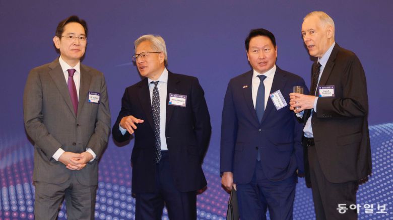 이재용 삼성전자 회장, 최태원 SK그룹 회장, 젠슨황 엔비디아 CEO, 개리 디커슨 어플라이드 머티어리얼즈의 CEO가 25일(현지시간) 미국 워싱턴DC 윌라드 호텔에서 열린 한미 비즈니스 라운드 테이블에서 대화를 하고 있다. 워싱턴=송은석 기자 silverstone@donga.com