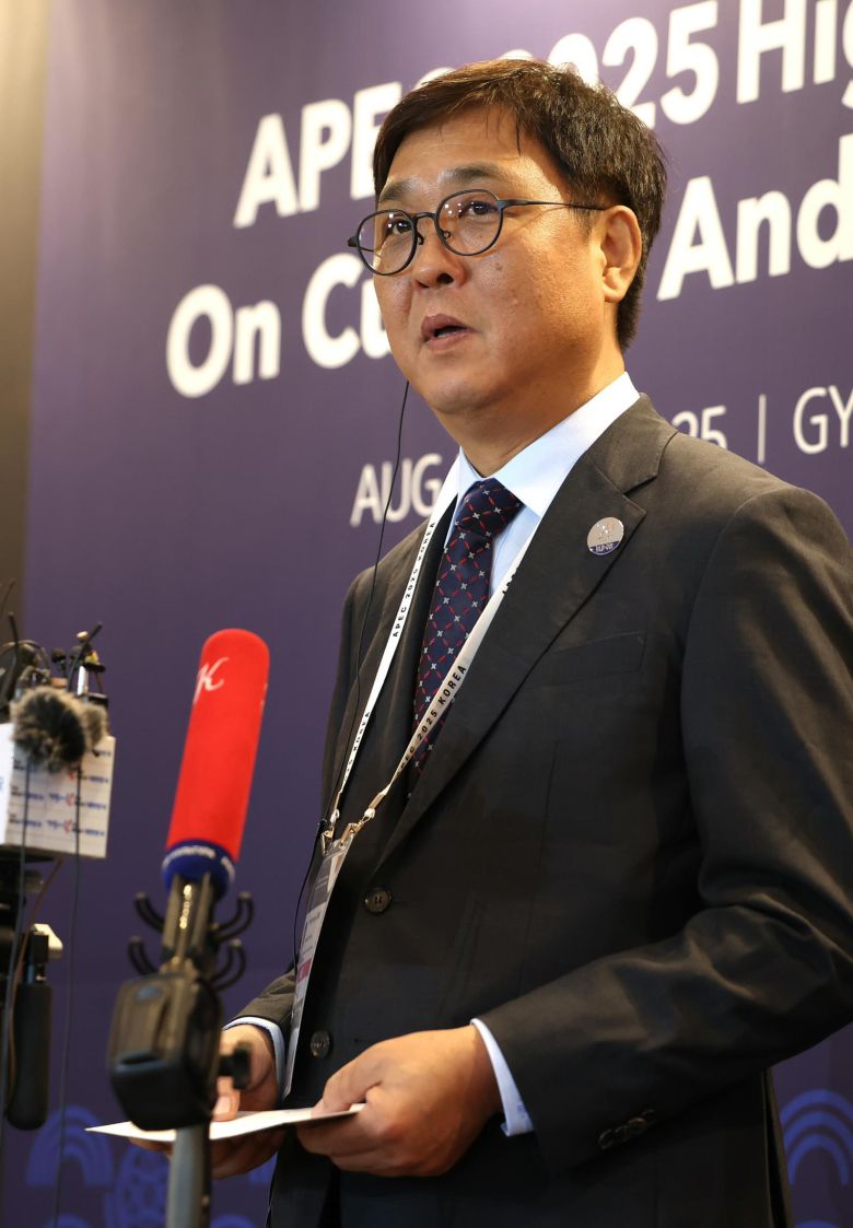 ‘APEC 문화산업고위급대화’ 본회의가 27일 경북 경주시 힐튼호텔에서 열린 가운데 최휘영 문화체육관광부 장관이 질문에 답하고 있다. 문화체육관광부 제공