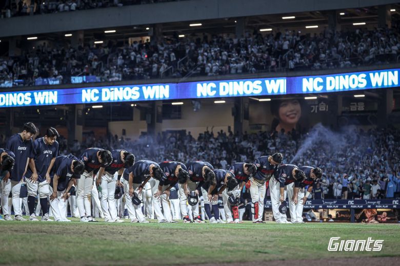 박 원장이 ‘무료 상담’을 내걸게 됐던 22일 창원 NC 방문경기에서 11연패를 당한 롯데 선수단이 팬들에게  인사하고 있다. 롯데는 이날 1회부터 3-0으로 앞섰으나 3회 3-3, 7회 6-6 두 차례 동점을 허용한 뒤 결국 9회에 한 점을 더 내주고 1점 차(6-7)로 패했다. 박 원장은 “12연패 때보다 이날이 더 화가 났다. 숨이 안 쉬어지더라”고 했다. 롯데 자이언츠 제공