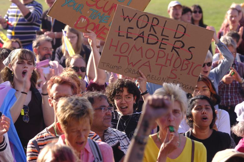 [헤이그=AP/뉴시스] 6월 24일(현지 시간) 네덜란드 헤이그에서 성소수자(LTGBQ) 단체 시위대가 북대서양조약기구(나토) 정상회의에 참석하는 도널드 트럼프 미국 대통령과 빅토르 오르반 헝가리 총리에 반대하며 이들을 “성소수자 혐오하는 멍청이”라고 지칭한 현수막을 들고 시위하고 있다.