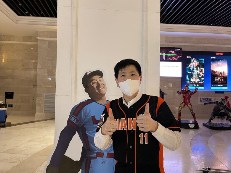 박종석 원장은 롯데 최동원을 다룬 다큐멘터리 ‘1984 최동원’이 개봉하자 최동원의 11번 유니폼을 챙겨 입고 극장에 갔다. 최동원은 1984년 한국시리즈 때 혼자 4승을 거두며 롯데의 첫 우승을 이끌었다. 박종석 원장 제공