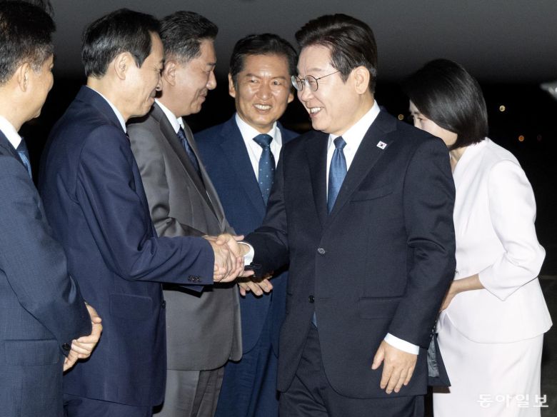 ‘3박 6일’ 일본·미국 순방 일정을 마친 이재명 대통령과 김혜경 여사가 28일 새벽 경기 성남시 서울공항을 통해 귀국해 우상호 대통령실 정무수석과 인사하고 있다. 송은석 기자 silverstone@donga.com