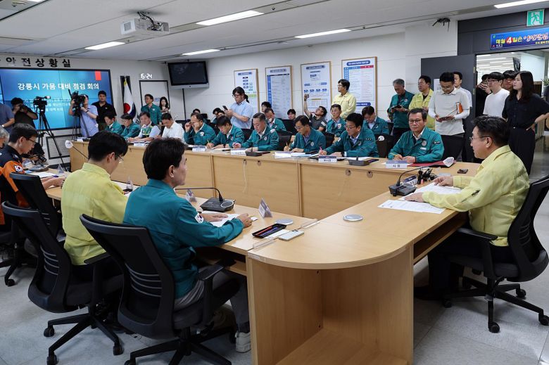 윤호중 행정안전부 장관이 27일 오후 강원 강릉시청 재난안전상황실에서 가뭄 피해 및 생활 농업용수 대책 추진 상황 등을 점검하는 대책 회의를 주재하고 있다. (행정안전부 제공) 2025.8.27