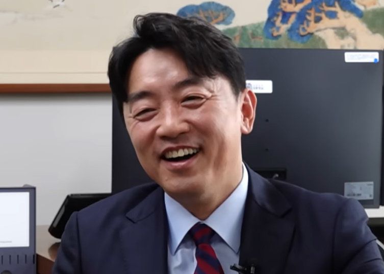 눈시울 붉힌 강훈식 대통령비서실장. 유튜브