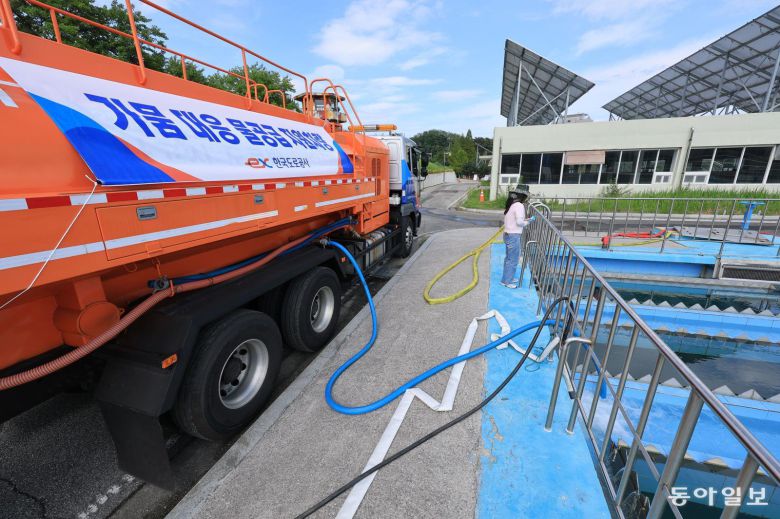 극심한 가뭄으로 강원 강릉지역에 수도 계량기 50%를 잠그는 제한급수가 시행되는 가운데 28일 강릉시 홍제정수장에서 영동지역 소방차 와 한국도로공사 차량이 운반 급수를 통한 생활용수 지원에 나서고 있다. 전영한 기자 scoopjyh@donga.com