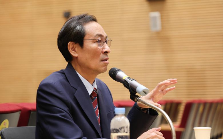 우상호 정무수석이 21일 서울 용산구 대통령실 청사에서 열린 기자간담회에서 취재진의 질의에 답하고 있다. 2025.8.21/뉴스1