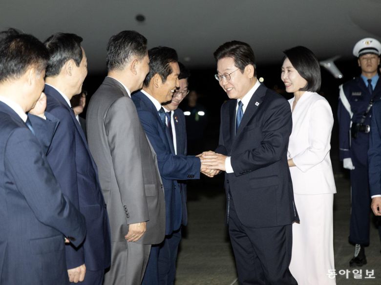 이재명 대통령과 김혜경 여사가 일본·미국 방문 일정을 마치고 28일 새벽 경기 성남시 서울공항에 도착해 더불어민주당 정청래 대표와 인사하고 있다.  송은석 기자 silverstone@donga.com