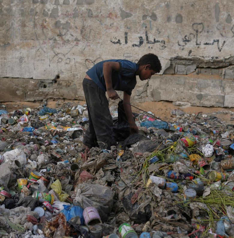 쓰레기 더미 뒤지는 가자지구 어린이 팔레스타인 가자지구 내 거점 도시인 가자시티에서 팔레스타인 소년이 불쏘시개용 재료를 찾기 위해 쓰레기 더미를 뒤지고 있다. 가자시티=AP 뉴시스
