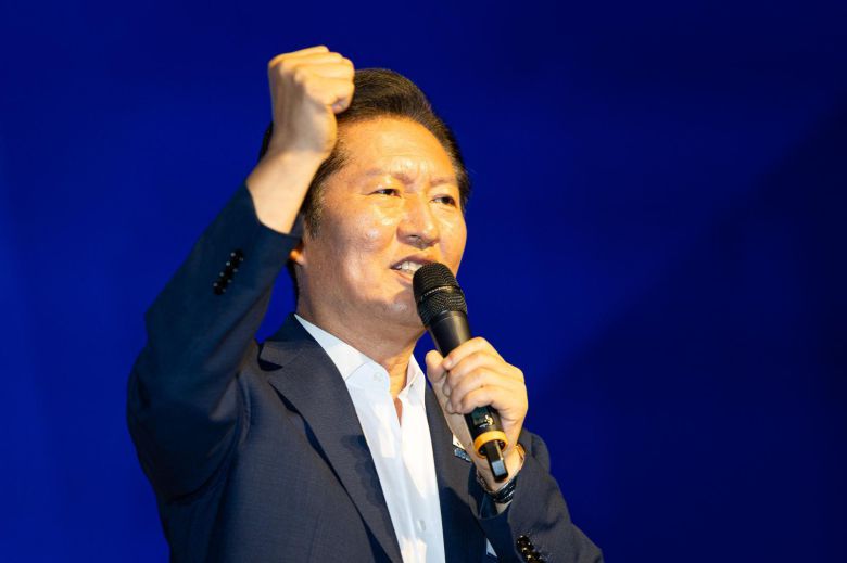 정청래 더불어민주당 대표가 29일 인천 중구 파라다이스시티 컨벤션센터에서 열린 2025 정기국회 더불어민주당 국회의원 워크숍에서 인사말 중 구호를 외치고 있다. 2025.8.29 (인천=뉴스1)