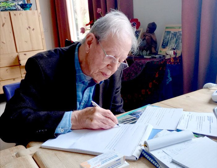 2023년 안락사로 생을 마감한 얀 흐레이프마 씨(사망 당시 90세)가 안락사 직전에 자신의 장례식장에 올 사람들에게 마지막으로 전할 메시지를 작성하고 있다. 유족 제공