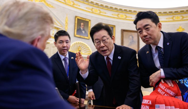 한미 정상회담이 열린 25일(현지 시간) 미국 워싱턴 백악관 집무실에서 이재명 대통령(오른쪽에서 두 번째)과 강훈식 대통령비서실장이 도널드 트럼프 대통령과 대화하고 있다. 강 비서실장은 28일 기자간담회에서 “(트럼프 대통령이) 참모들이 기념품으로 수령한 빨간색 ‘마가’(MAGA·미국을 다시 위대하게) 모자에도 서명해줬다”고 밝혔다. 백악관 제공