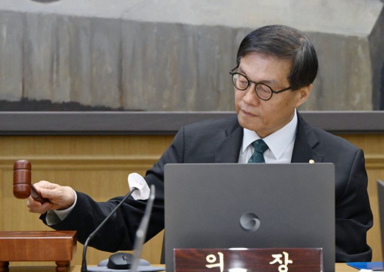 이창용 한국은행 총재가 28일 서울 중구 한국은행에서 열린 금융통화위원회에서 의사봉을 두드리고 있다. 한은 금융통화위원회는 이날 기준금리를 연 2.5%로 동결했다. 사진공동취재단